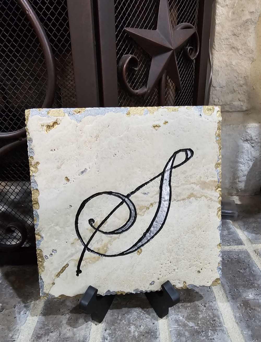 A tile with the letter s on it