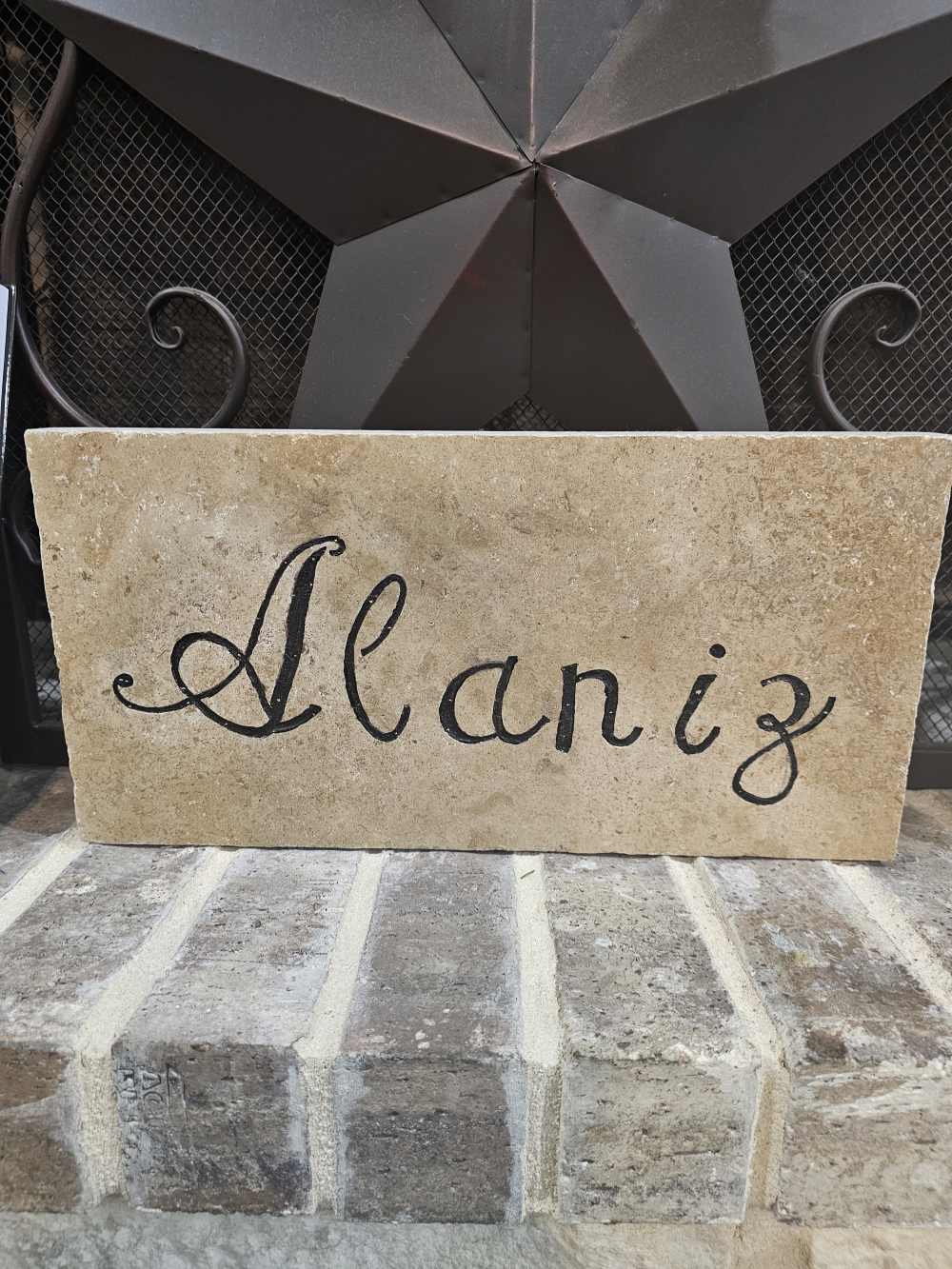 A sign that says alanis on it.